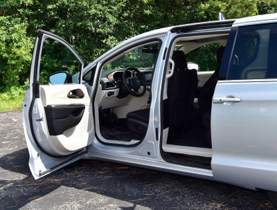 2022 Chrysler Voyager LX