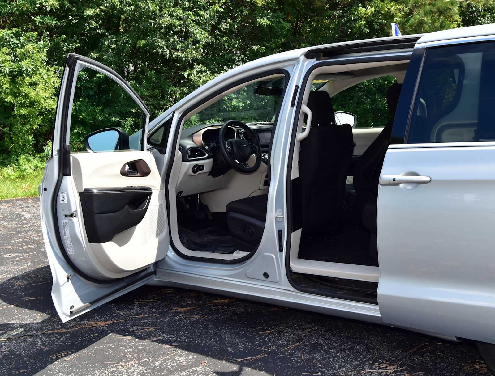 2022 Chrysler Voyager LX