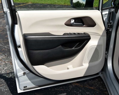 2022 Chrysler Voyager LX