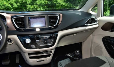 2022 Chrysler Voyager LX