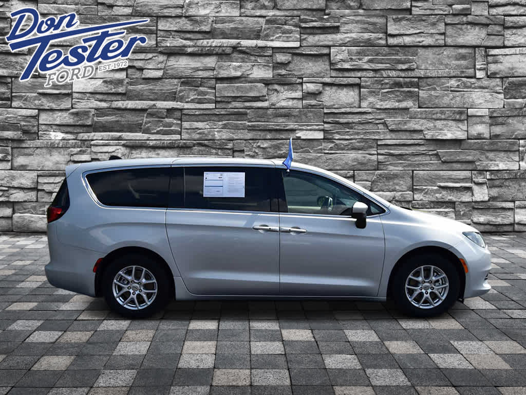 2022 Chrysler Voyager LX