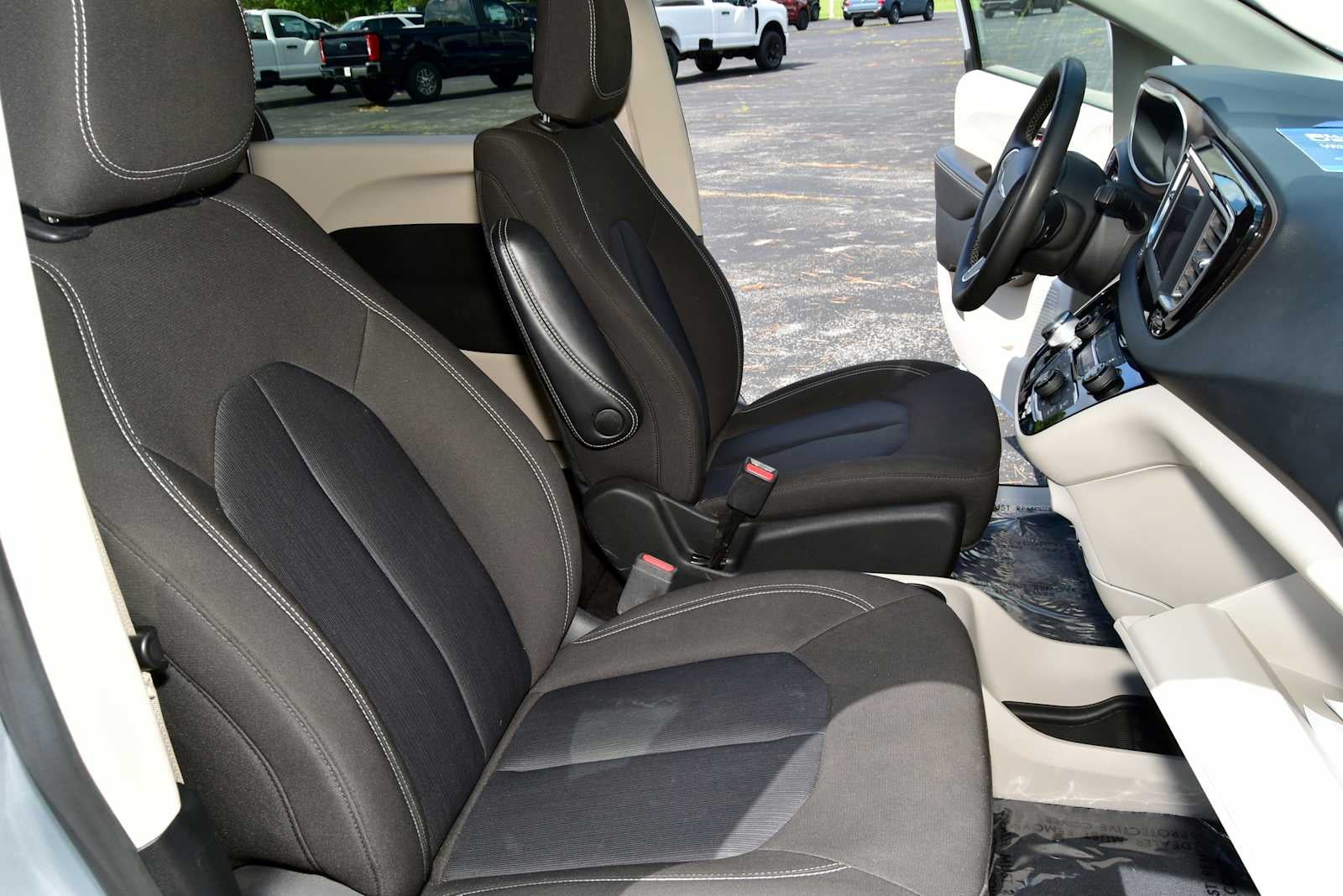 2022 Chrysler Voyager LX