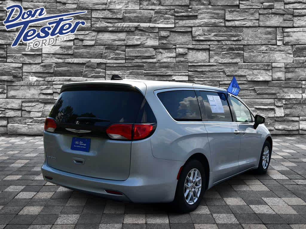 2022 Chrysler Voyager LX