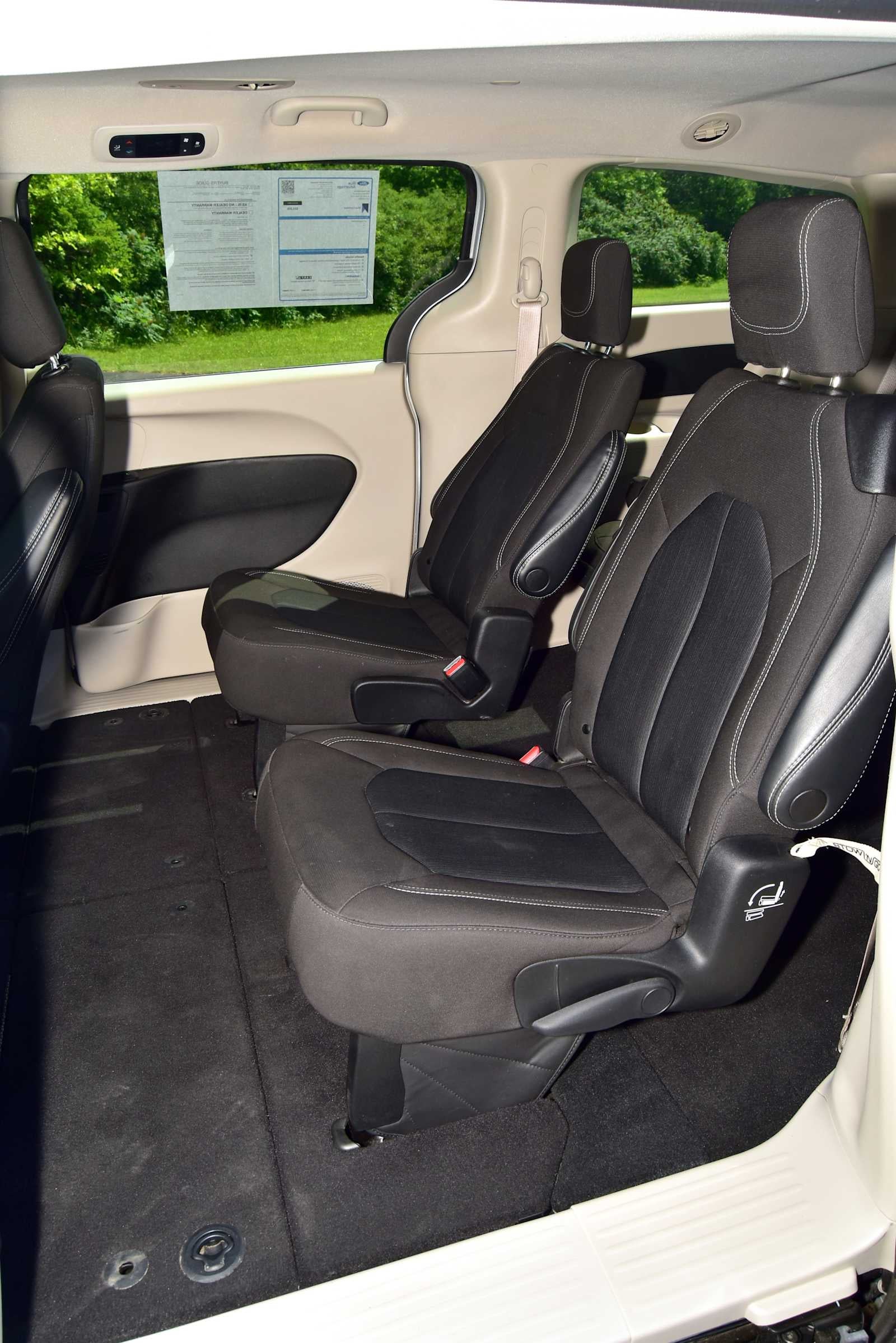 2022 Chrysler Voyager LX