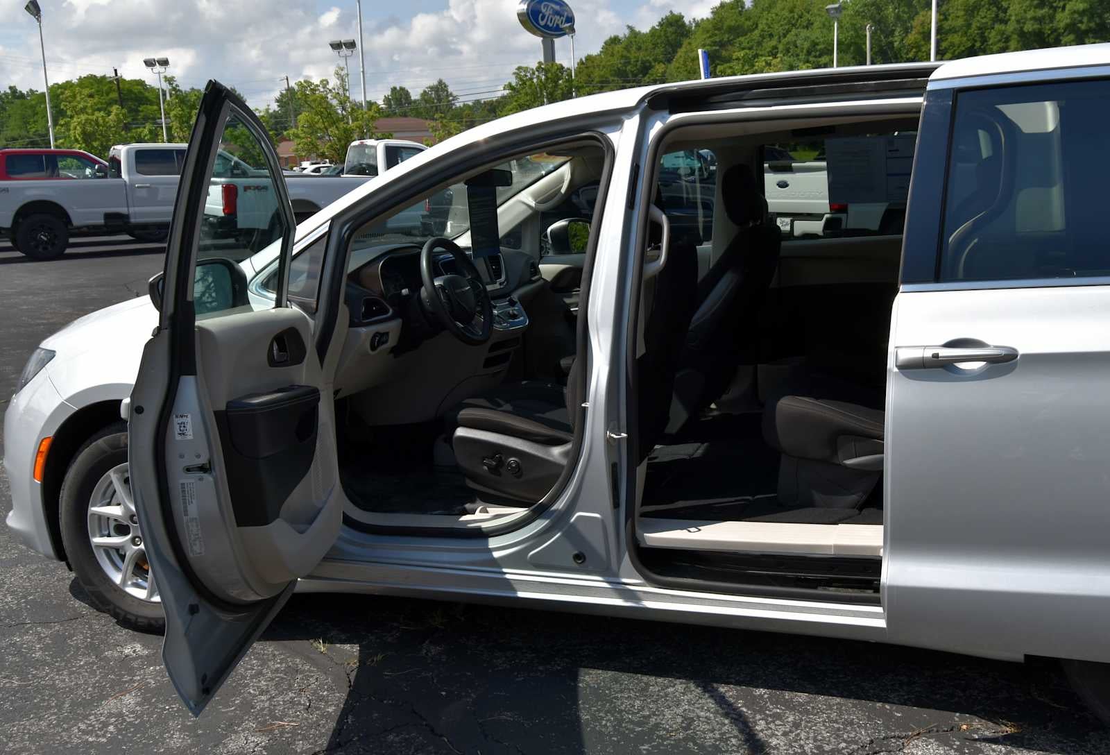 2022 Chrysler Voyager LX