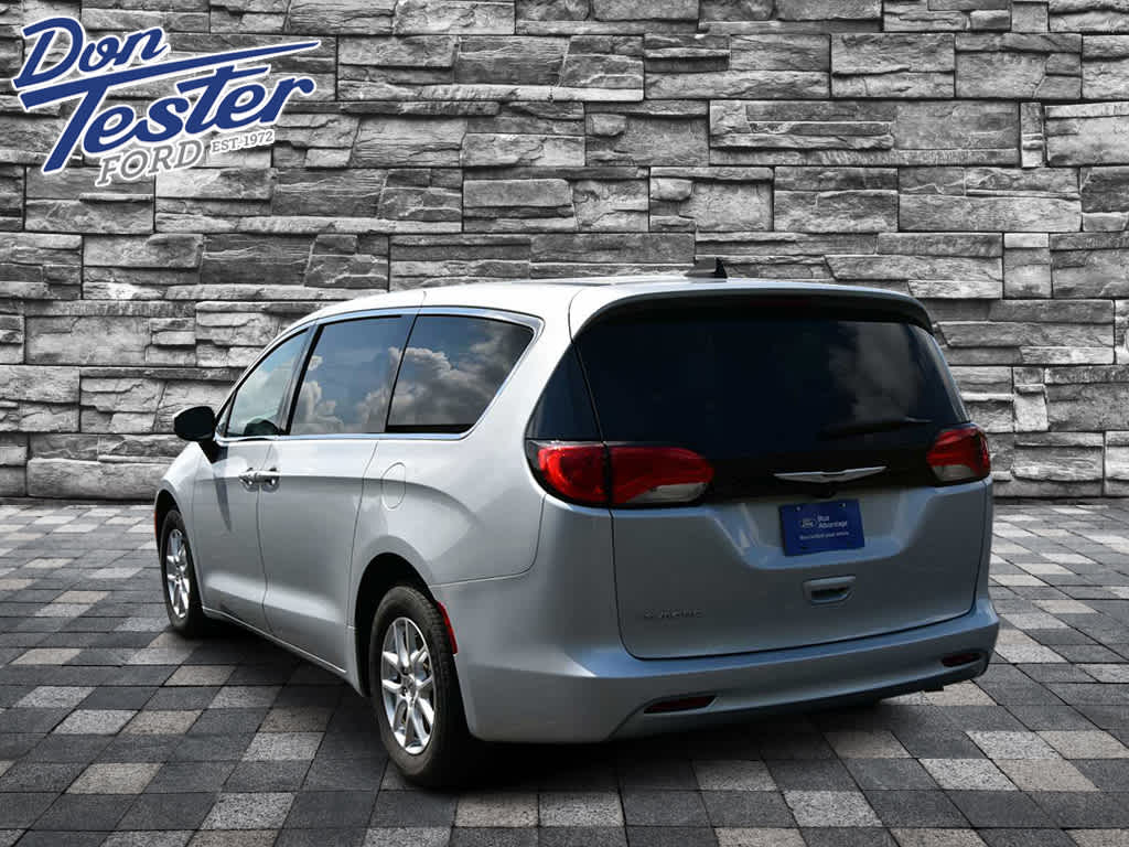 2022 Chrysler Voyager LX