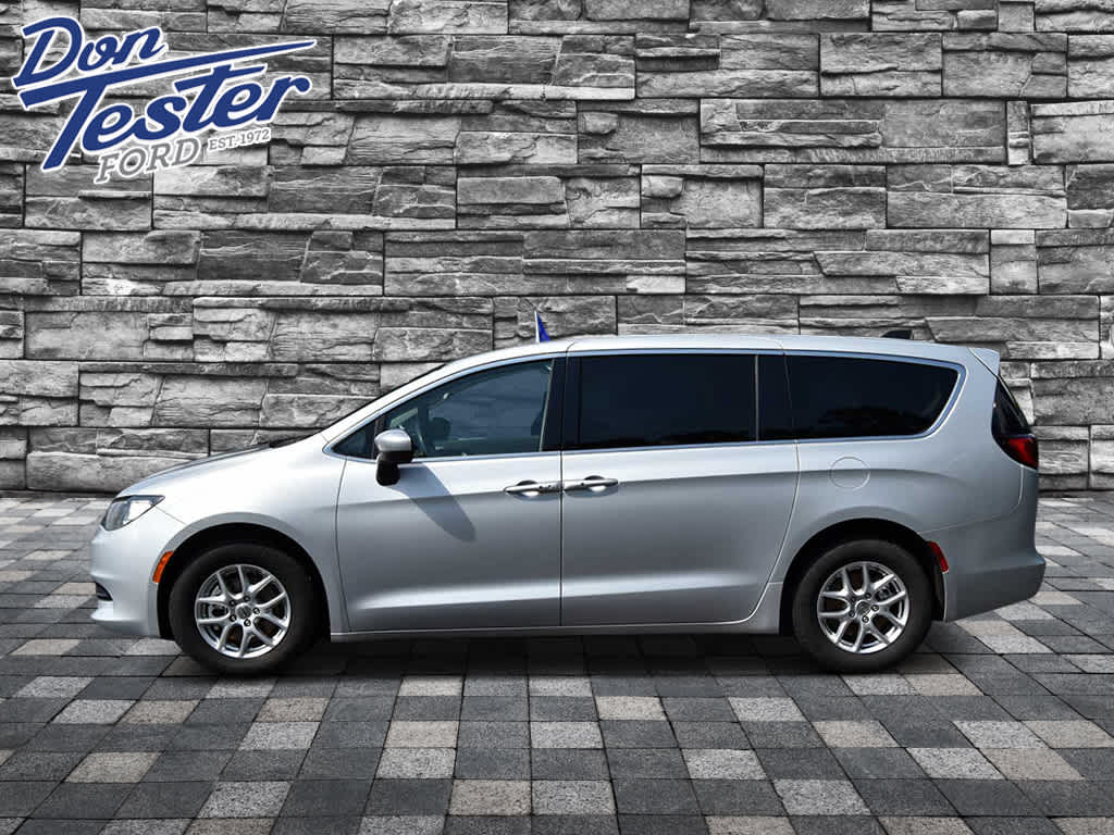 2022 Chrysler Voyager LX